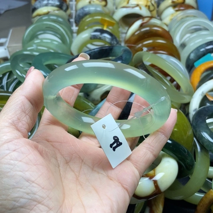 蛇纹石玉未镶嵌手镯醉*花
