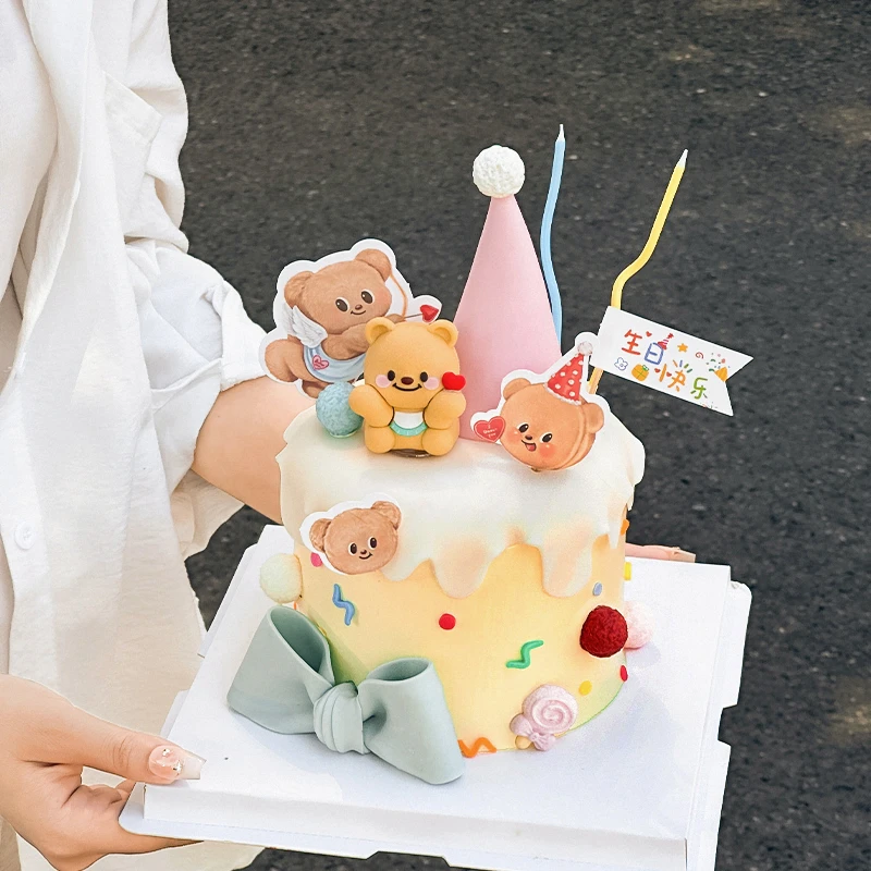 网红软胶举心围兜小熊蛋糕装饰摆件卡通黄油小熊儿童生日快乐插牌