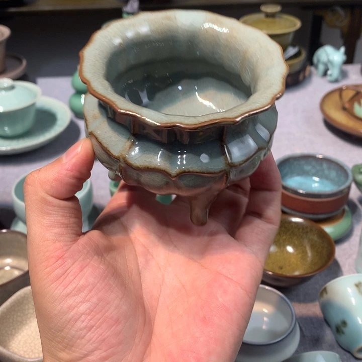 龙泉青瓷微瑕三足香炉