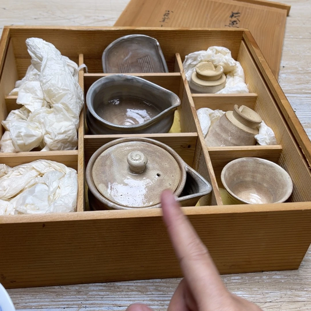 瓷片密密麻麻地排列着一个