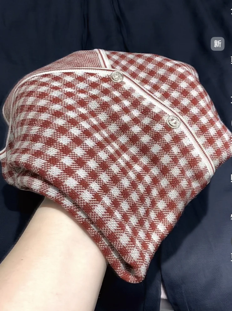 宝衣家  夏款柔软舒适蚕丝小红格V领开衫