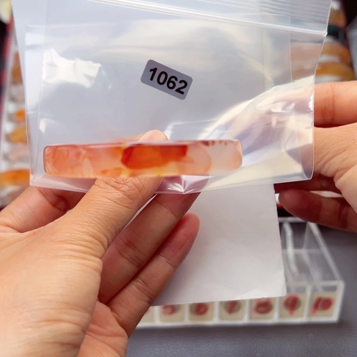 玛瑙/玉髓手镯未镶嵌四****?