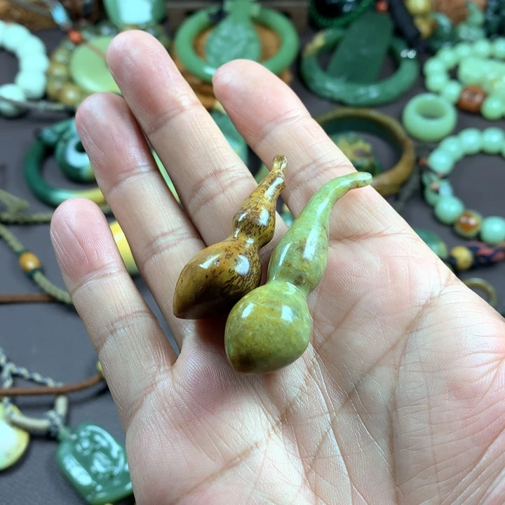 吊坠(赠链)未镶嵌岫岩河磨玉（透闪石质玉）哥****性