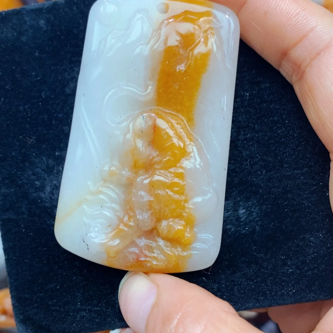 未镶嵌石英质玉（黄龙玉）颈饰