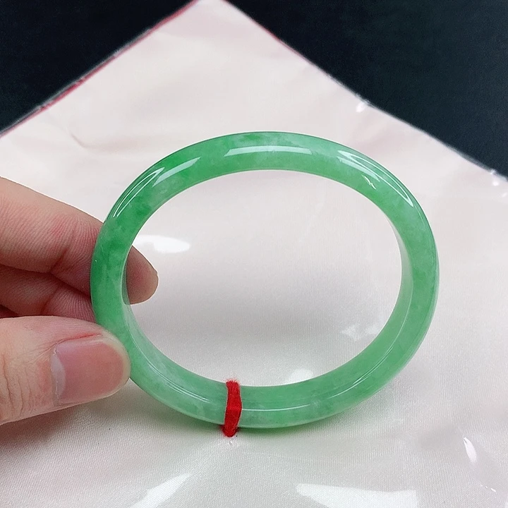 翡翠手镯未镶嵌圈57.8。贵。1409