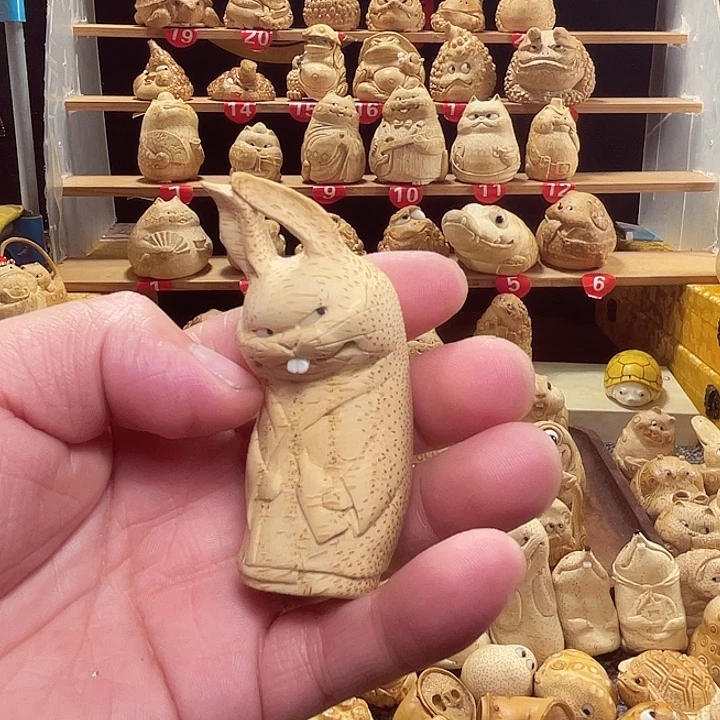 q***竹竹根雕兔子手把件