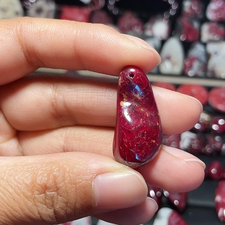 天然辰砂全透原矿随形吊坠16.9克