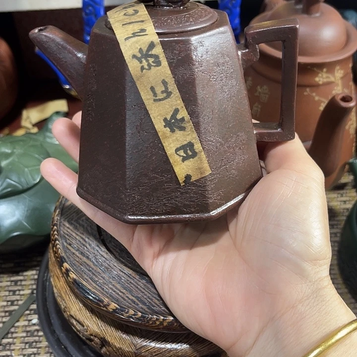 茶壶紫砂原矿泥料手工制作的一把紫砂壶。
