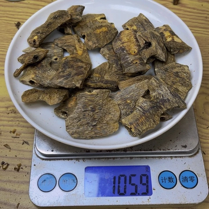 游****沉香沉香碎屑乌身105 克。。