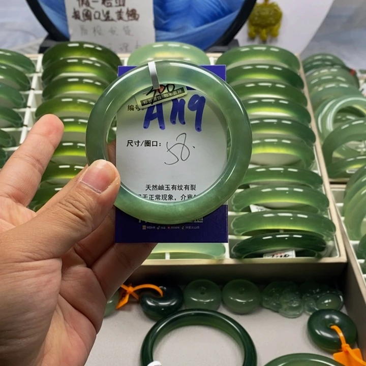 ****姐未镶嵌蛇纹石玉手镯