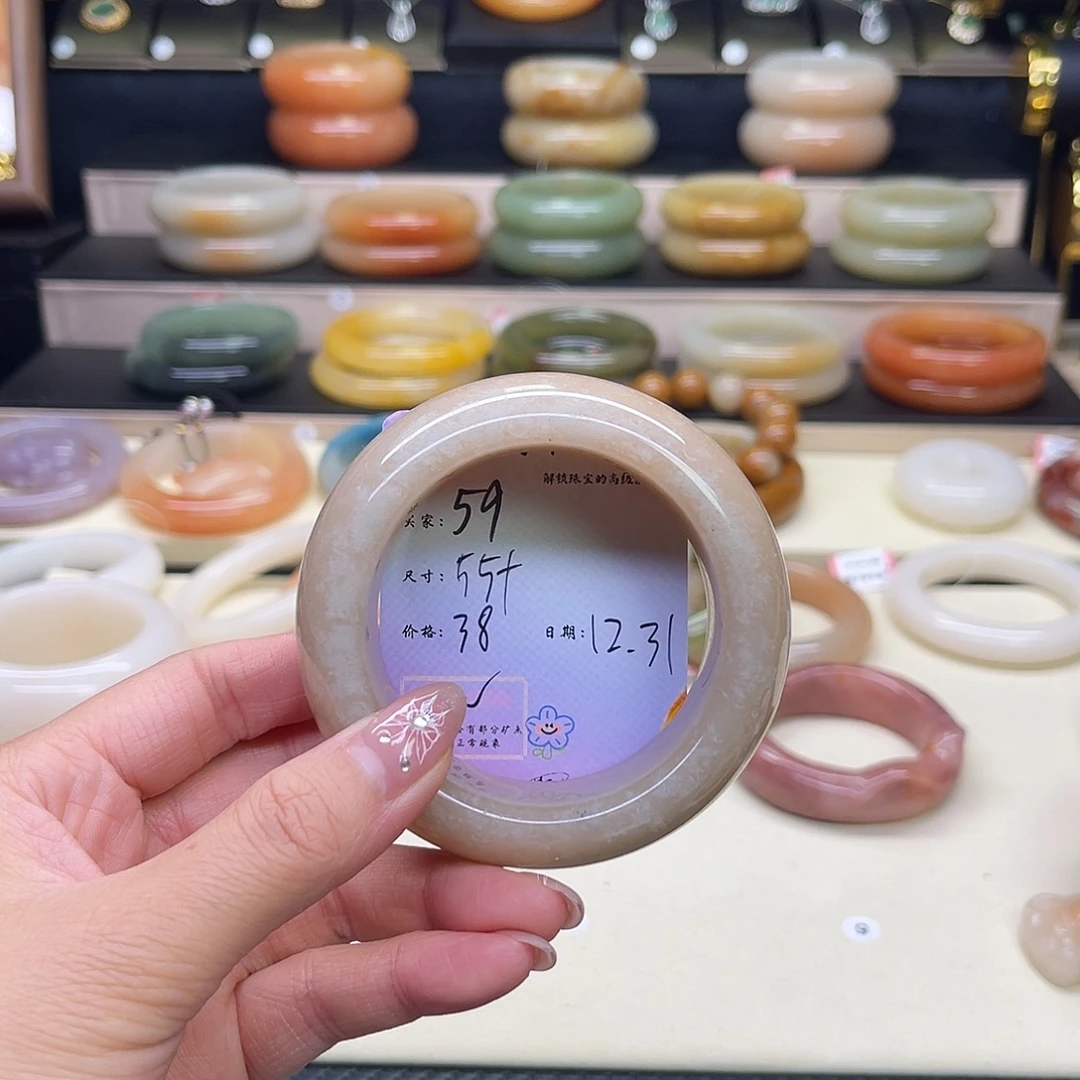 蕊***石英岩玉未镶嵌手镯