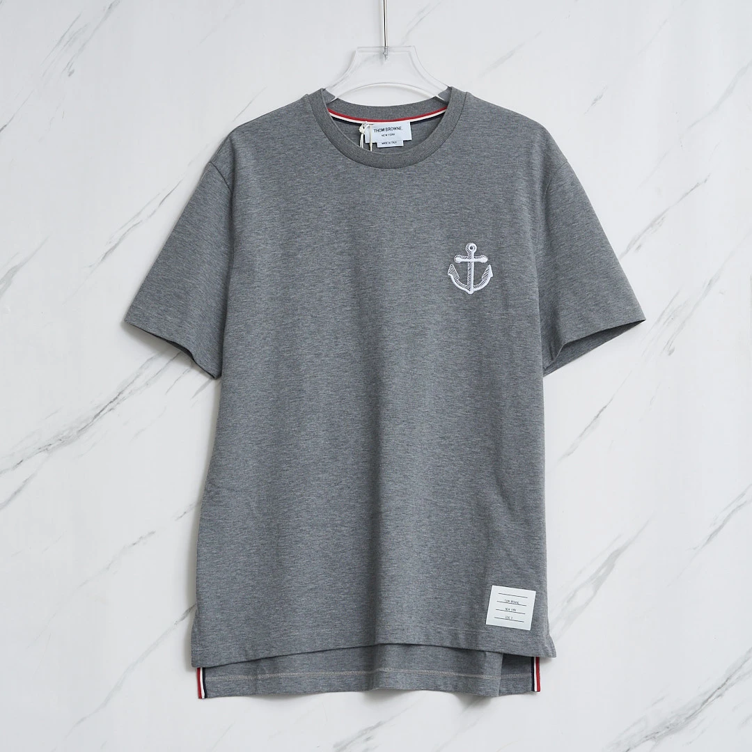 全新未使用 THOMBROWNE 中性徽标刺绣T恤/TBBU00193