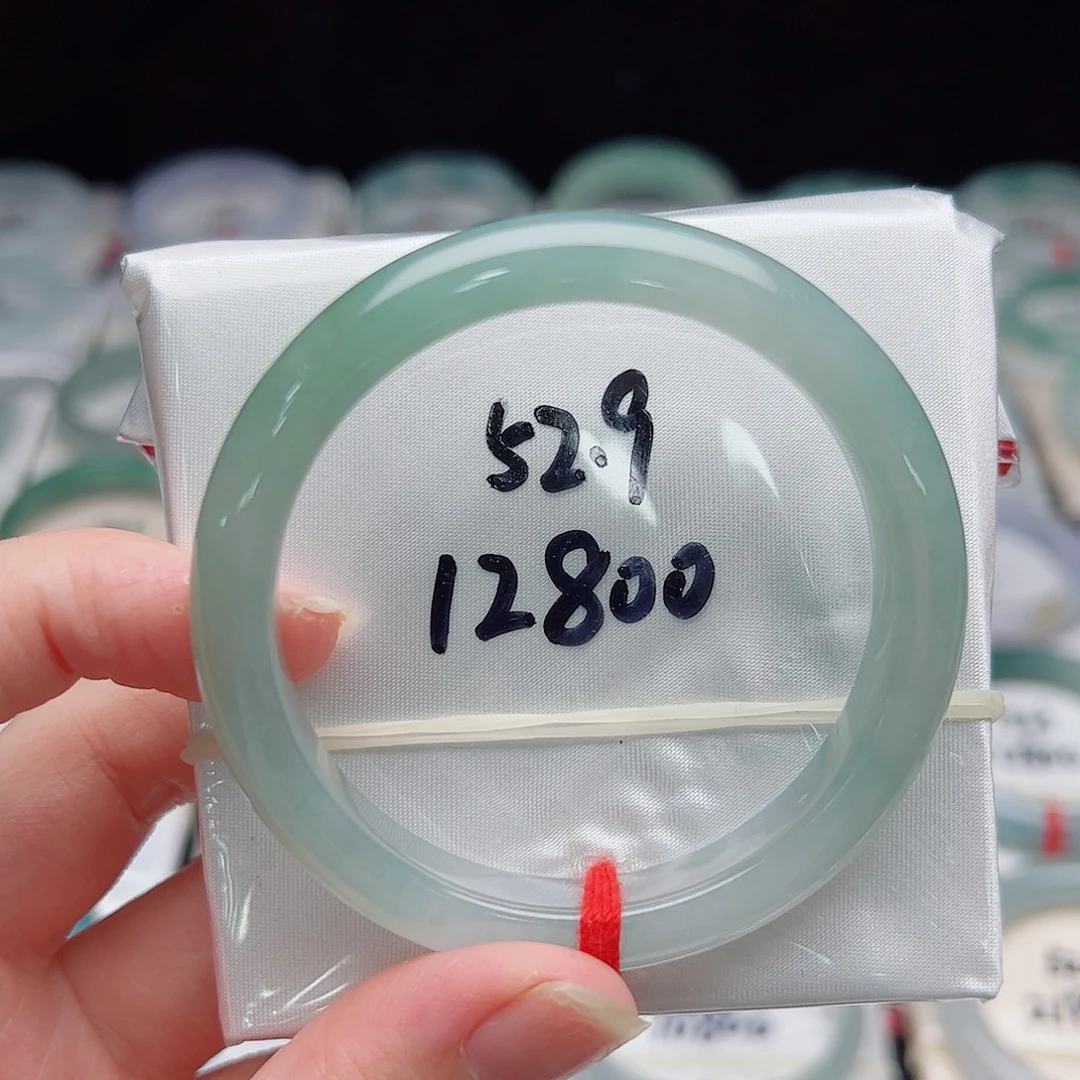 翡翠手镯未镶嵌翡翠