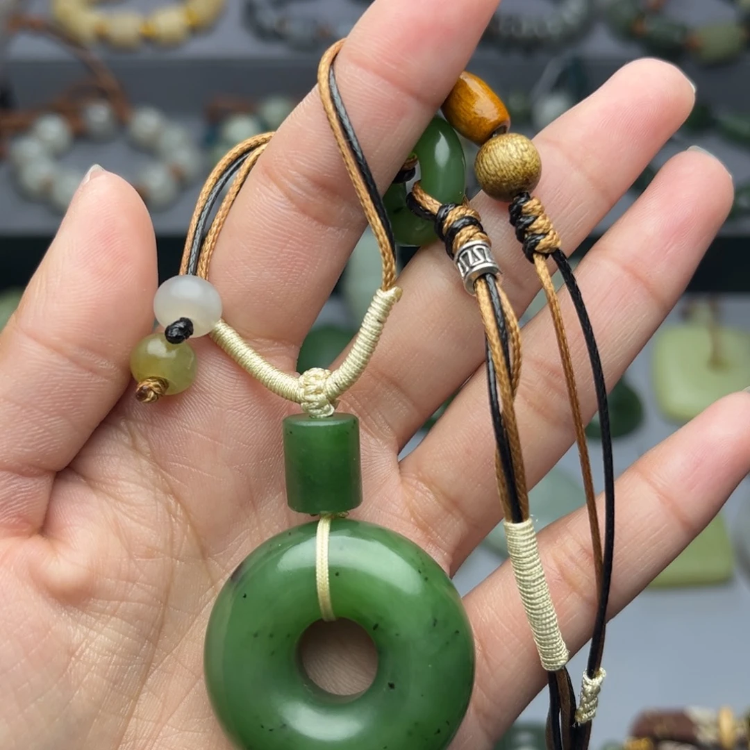 ****橘和田玉未镶嵌颈饰