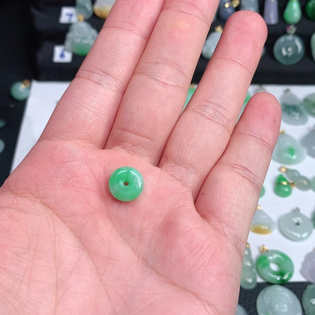 翡翠颈饰未镶嵌李****?翡翠