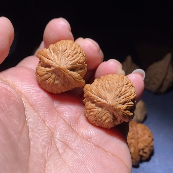 文玩核桃吊坠绣球
