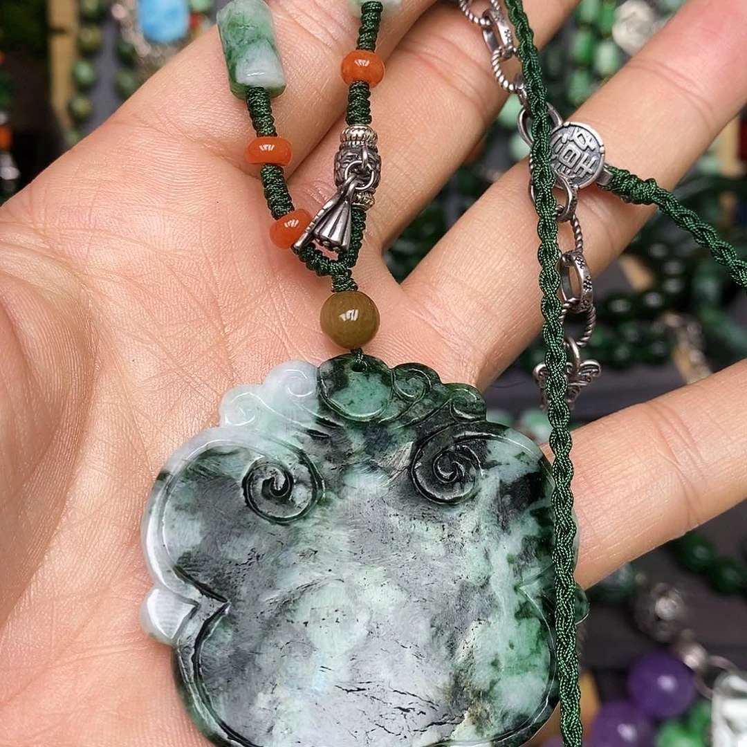 颈饰未镶嵌翡翠漂亮美眉