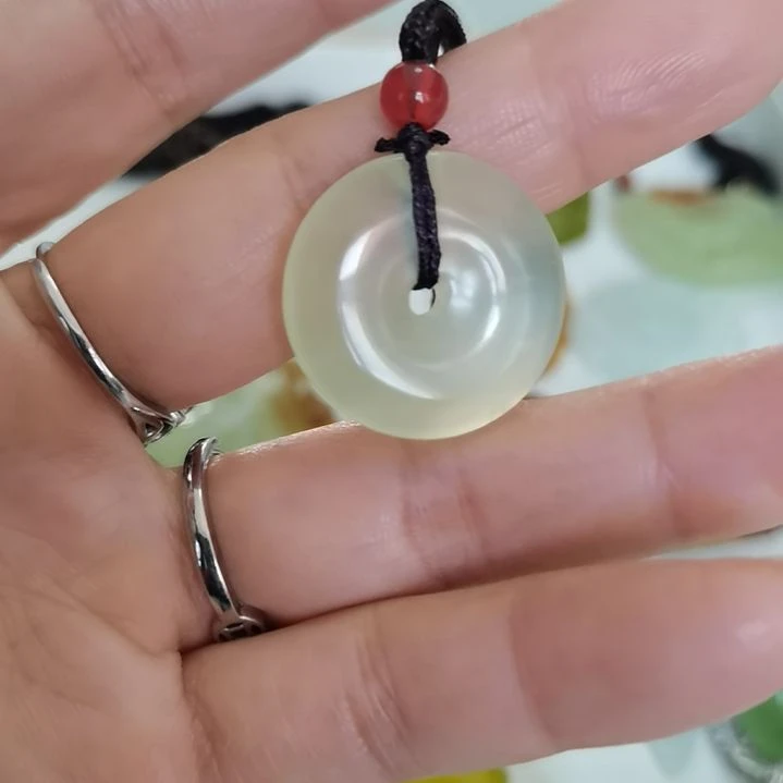 未镶嵌蛇纹石玉吊坠