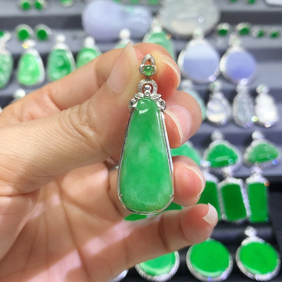 颈饰18K金镶嵌翡翠