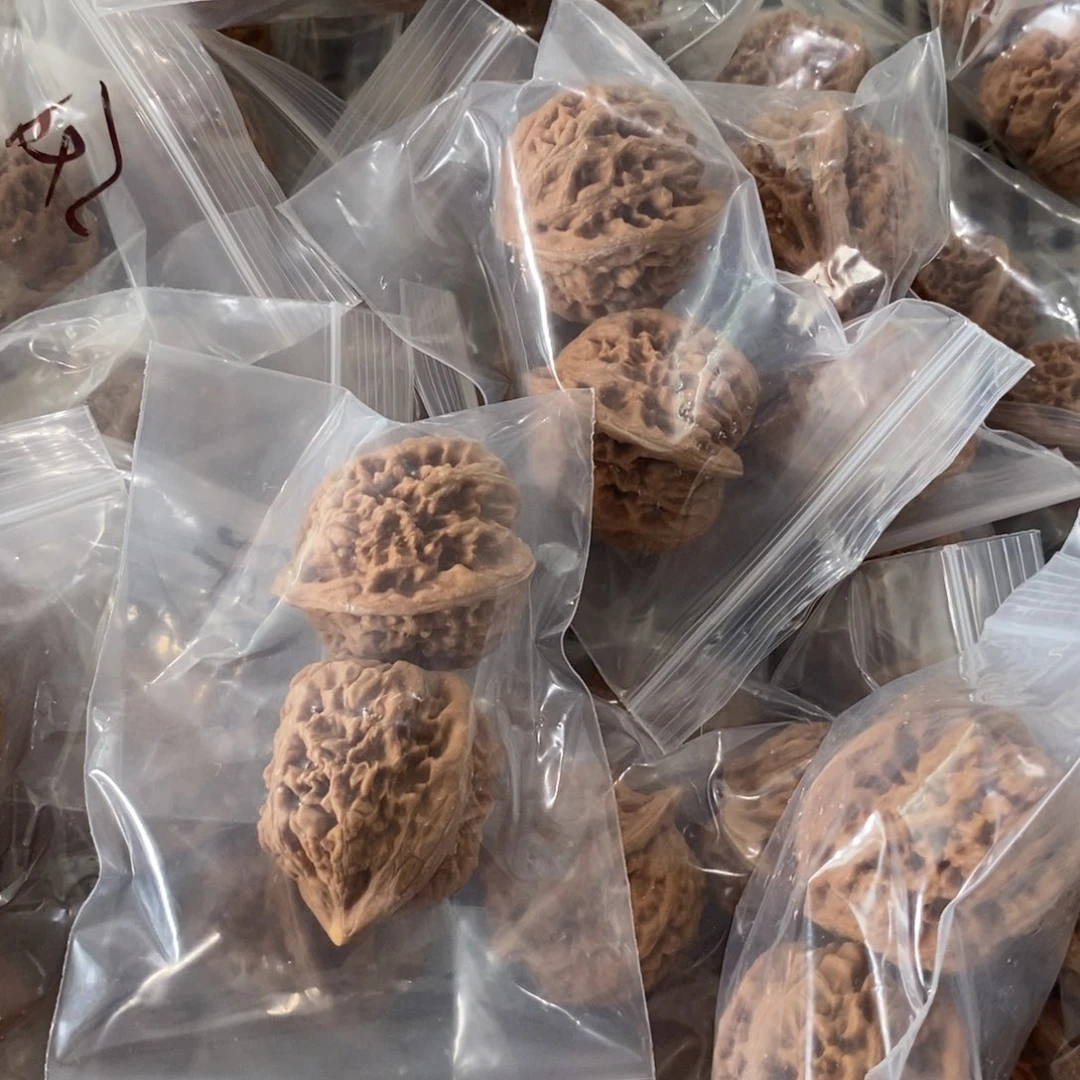 文玩核桃吊坠凤凰台有瑕疵