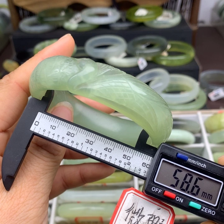 蛇纹石玉未镶嵌手镯887