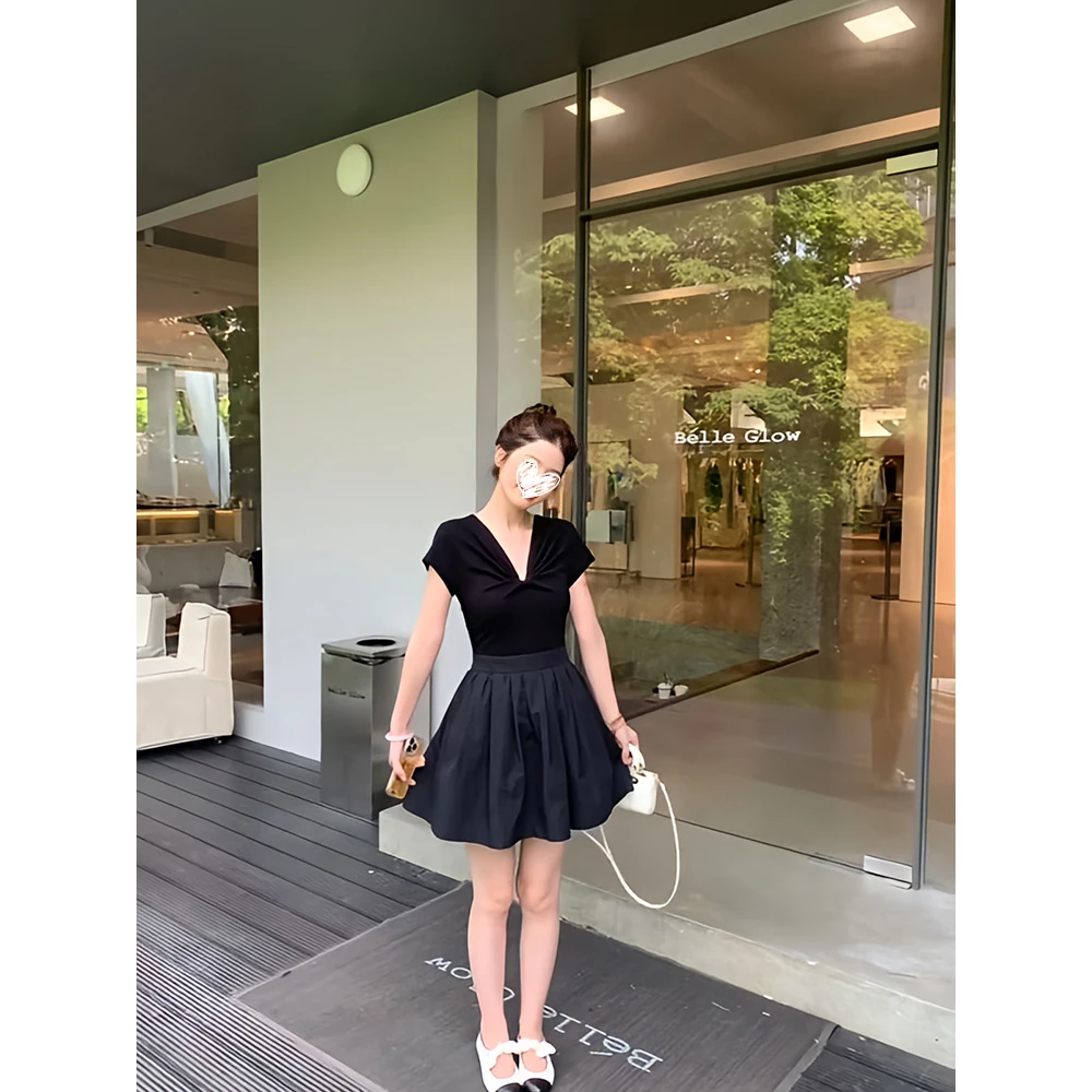 2025夏季韩系气质V领胸前扭结拼接款收腰A字短款连衣裙洋气衣服女