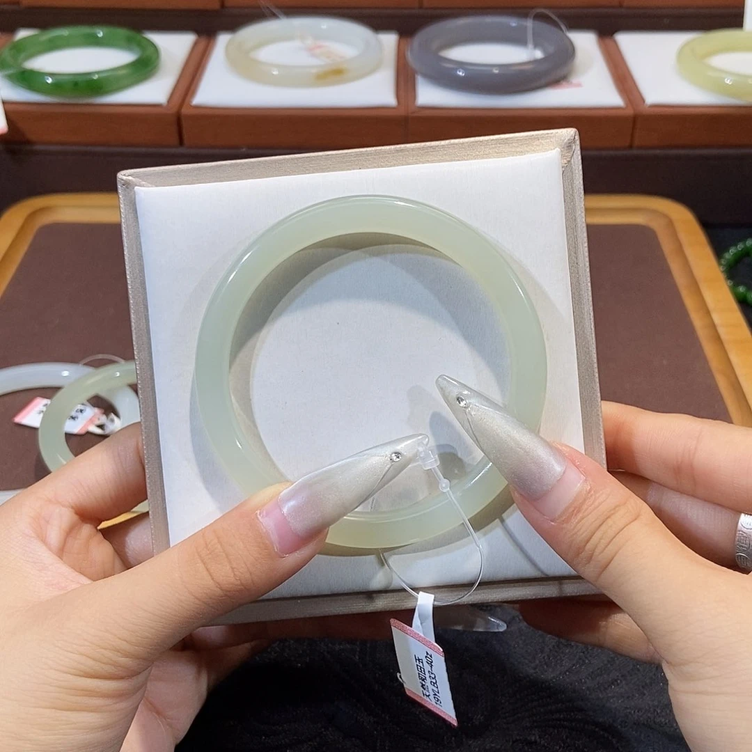 未镶嵌手镯和田玉婷