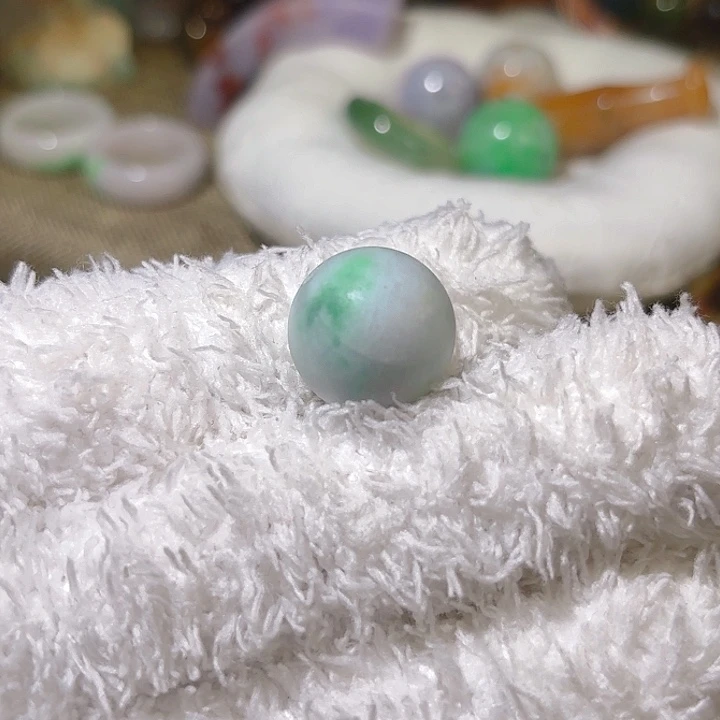 翡翠未镶嵌颈饰16+，老料白底青，有瑕疵，49.9