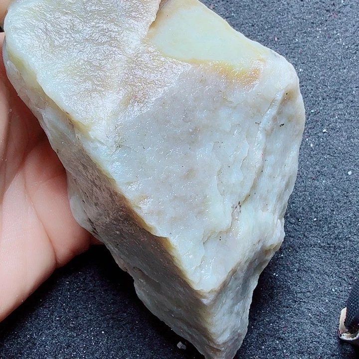 努***着未镶嵌和田玉（糖玉）珠宝半成品