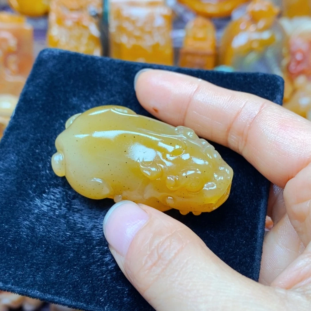 未镶嵌石英质玉（黄龙玉）颈饰