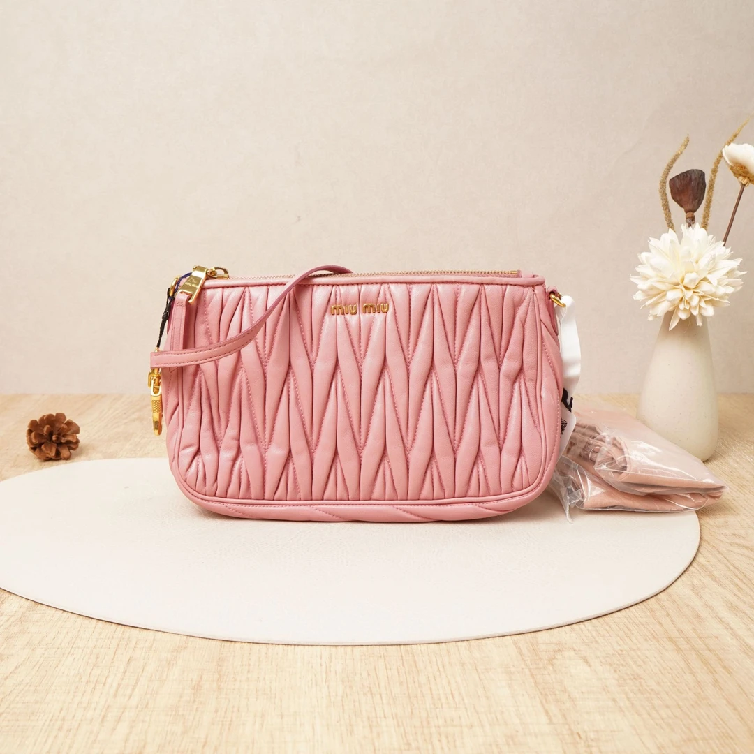 95新 MIU MIU/缪缪 褶皱斜挎包粉色羊皮/肩带/尘袋/卡/DS025162