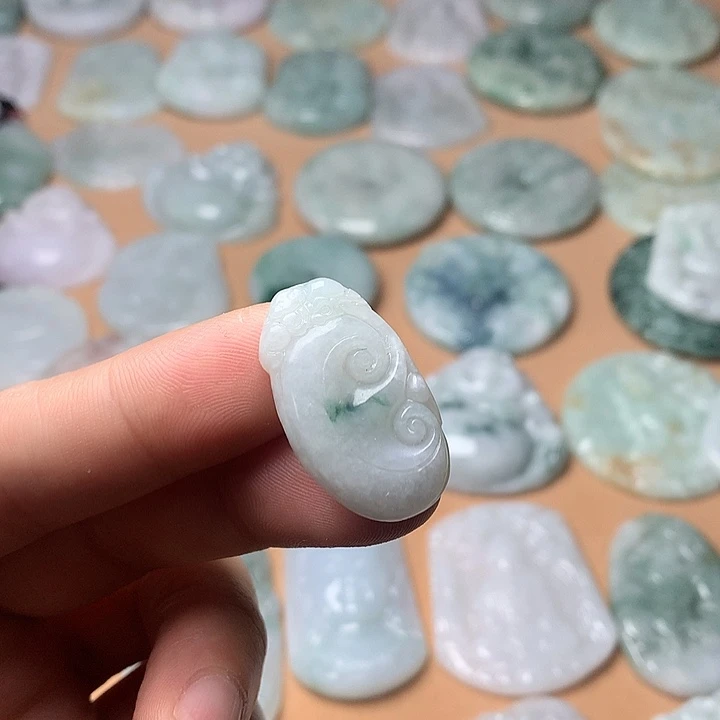 翡翠未镶嵌颈饰如意