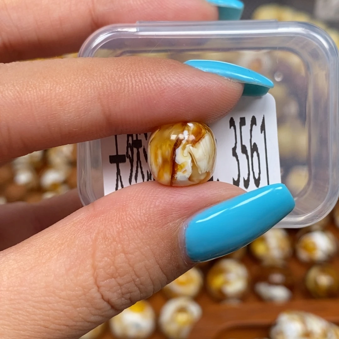 蜜蜡未镶嵌珠宝奇石3561