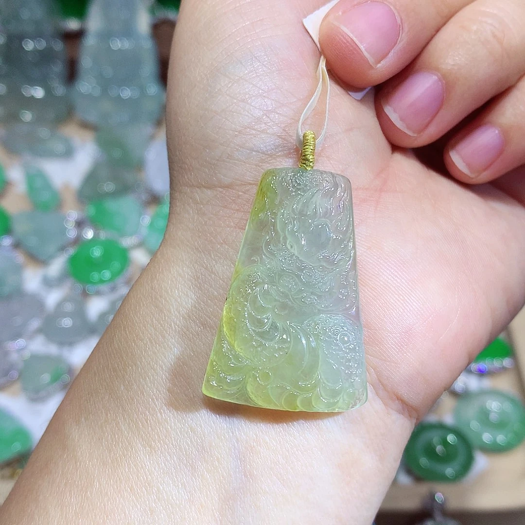 翡翠未镶嵌颈饰龙牌