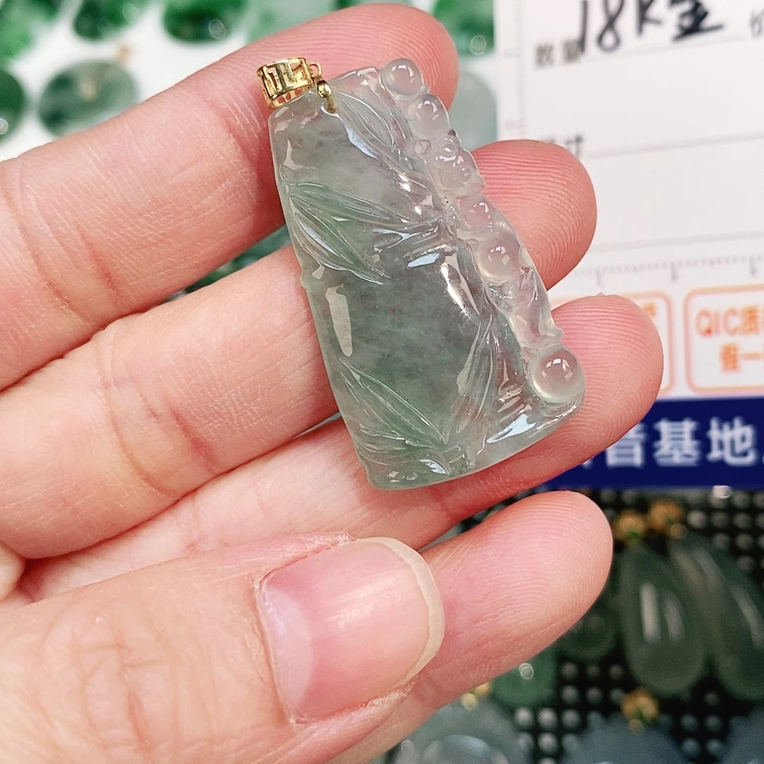 翡翠颈饰18K金镶嵌吊坠