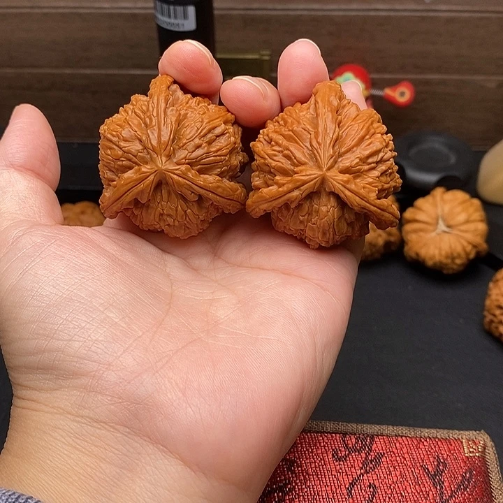 ****沉文玩核桃把件白奔