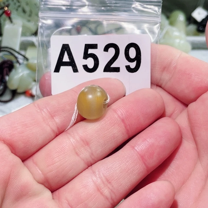 微***笑和田玉未镶嵌颈饰