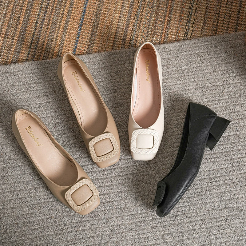 秋冬时节单鞋方头朋克风3至5CM中软底百搭低跟大码时髦平底高跟款