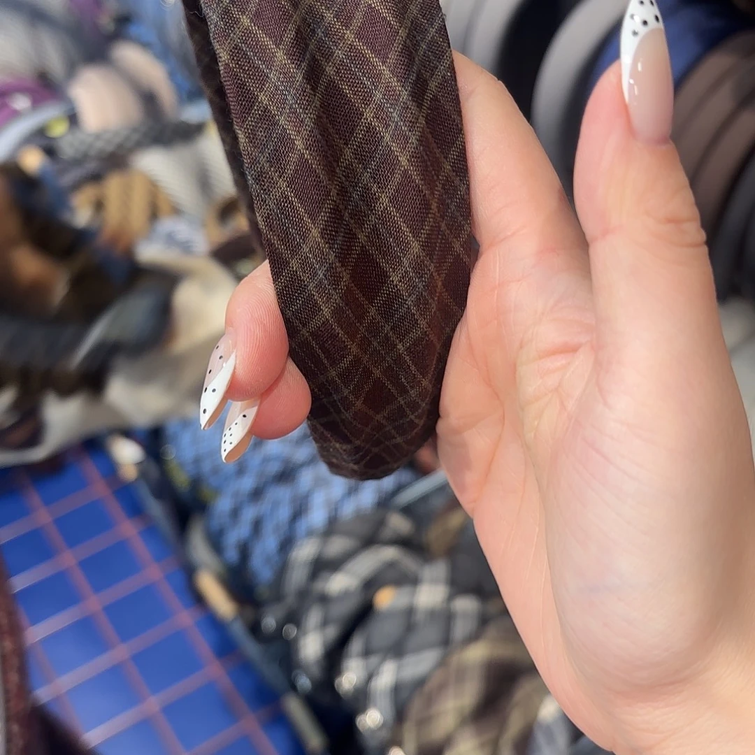 张***嘟布艺非金属棕色格子