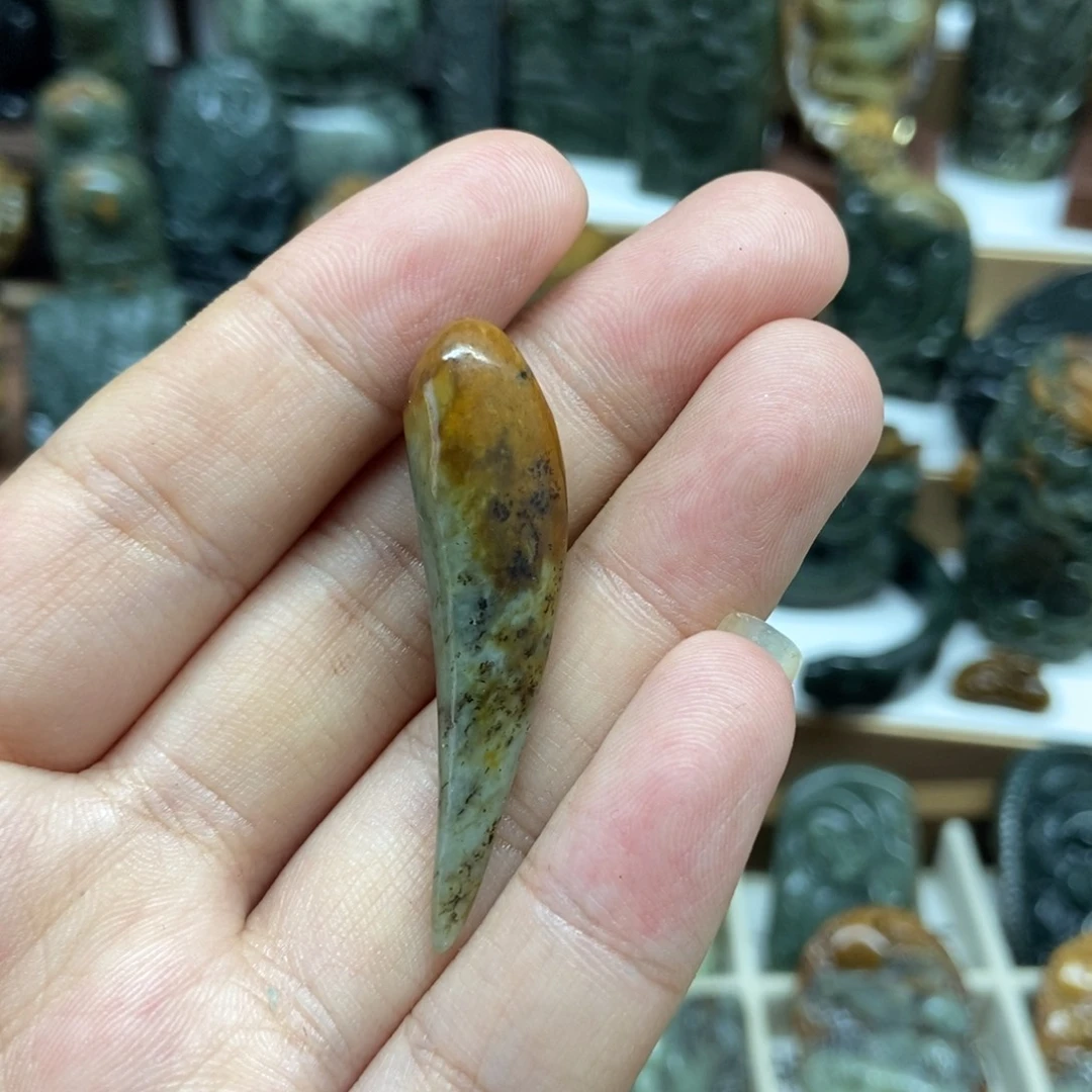 未镶嵌岫岩河磨玉（透闪石质玉）挂件
