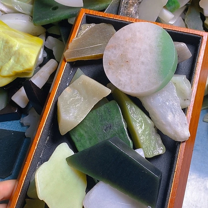 透闪石质玉未镶嵌颈饰龙*