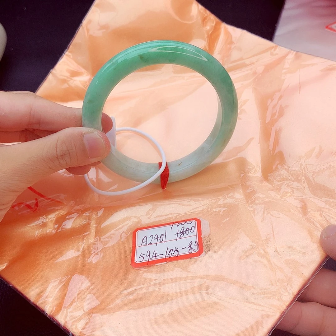 翡翠手镯未镶嵌我