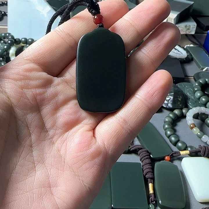 颈饰未镶嵌和田玉（青玉）