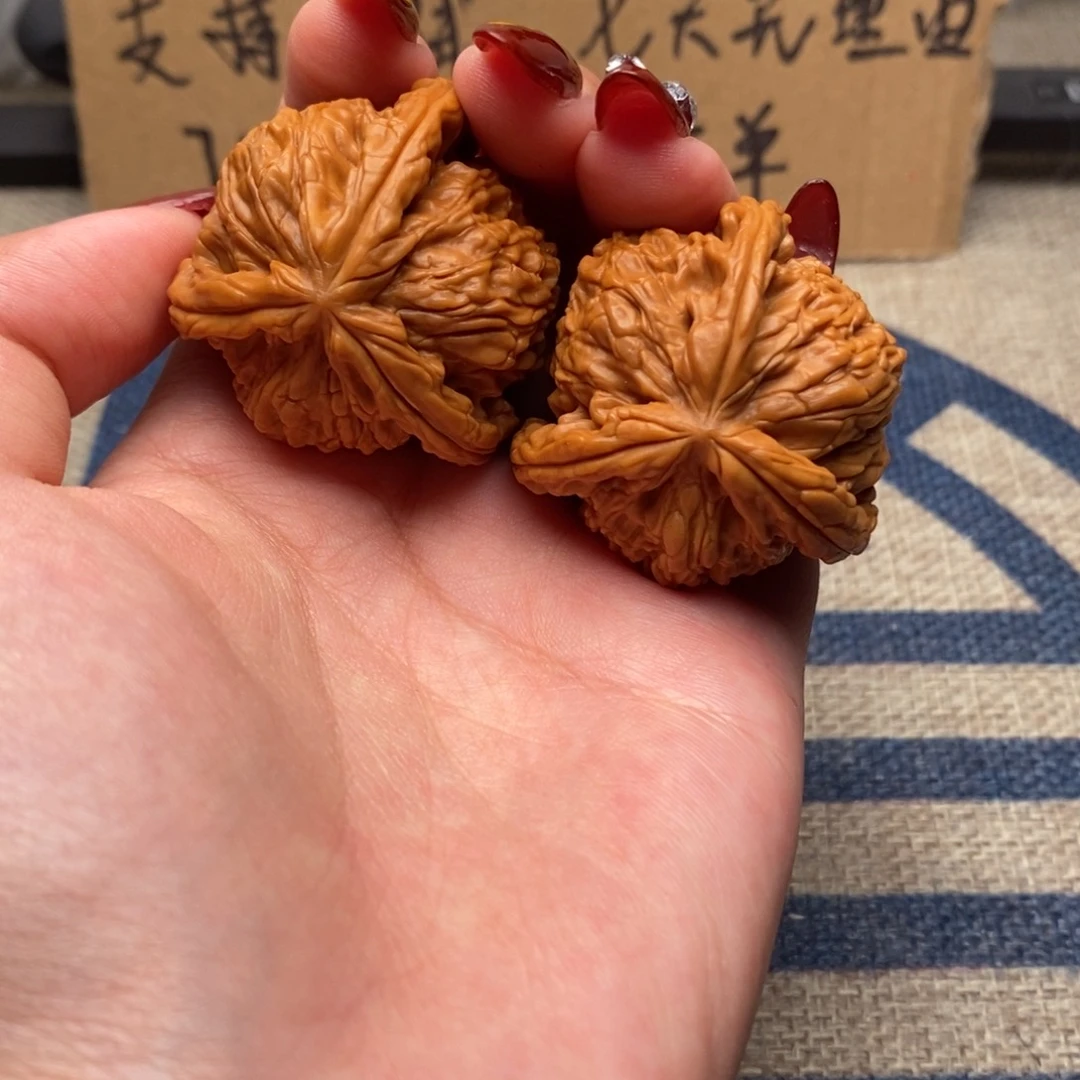文玩核桃吊坠贯*白狮子正奔