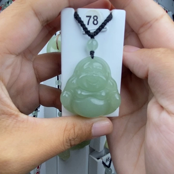 悦***婆石英质玉未镶嵌颈饰