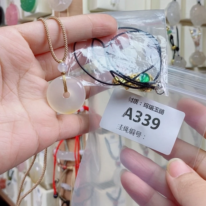 一***桑未镶嵌颈饰玛瑙/玉髓