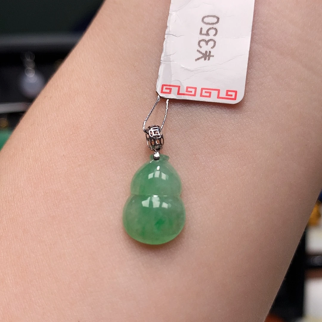 翡翠18K金镶嵌颈饰葫芦