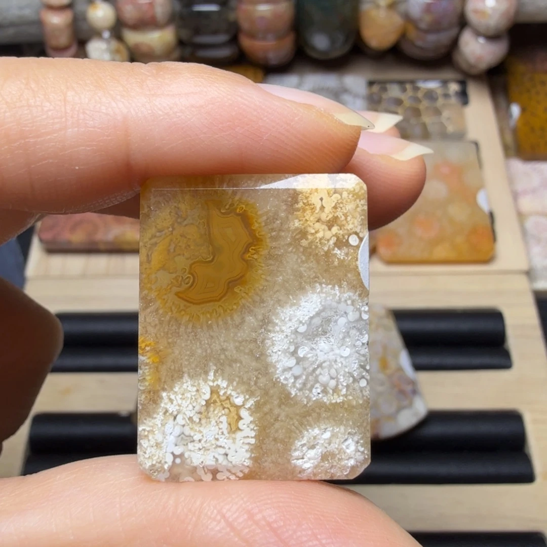 硅化玉未镶嵌有个月亮