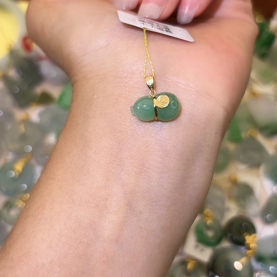 翡翠18K金镶嵌颈饰葫芦