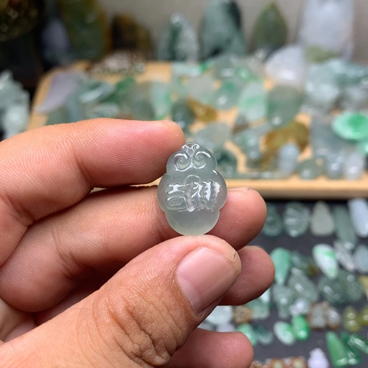 翡翠未镶嵌颈饰如意